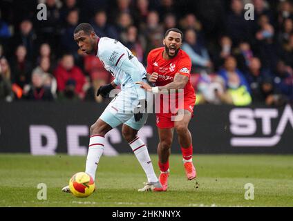 Issa Diop de West Ham United (à gauche) et Ashley Hemmings de Kidderminster Harriers se battent pour le ballon lors du quatrième tour de la coupe Emirates FA au stade Aggborough, Kidderminster.Date de la photo: Samedi 5 février 2022. Banque D'Images