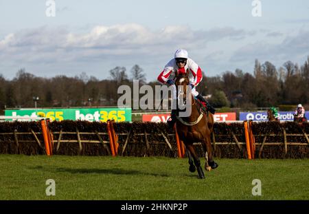 Shallwehaveonemore, crié par le jockey Joshua Moore, va gagner l'obstacle de Virgin Bet novices à l'hippodrome de Sandown Park.Date de la photo: Samedi 5 février 2022. Banque D'Images