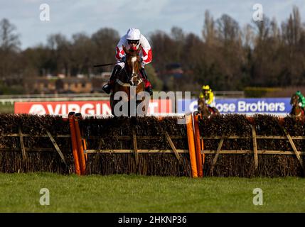 Shallwehaveonemore, crié par le jockey Joshua Moore, va gagner l'obstacle de Virgin Bet novices à l'hippodrome de Sandown Park.Date de la photo: Samedi 5 février 2022. Banque D'Images