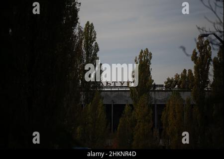 Des bâtiments et des objets abandonnés se trouvent dans divers États de décomposition à Pripyat, en Ukraine, des années après la catastrophe nucléaire de Tchernobyl. Banque D'Images