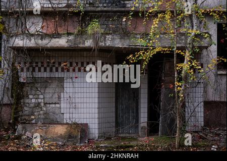 Des bâtiments et des objets abandonnés se trouvent dans divers États de décomposition à Pripyat, en Ukraine, des années après la catastrophe nucléaire de Tchernobyl. Banque D'Images