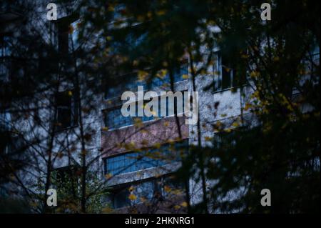 Des bâtiments et des objets abandonnés se trouvent dans divers États de décomposition à Pripyat, en Ukraine, des années après la catastrophe nucléaire de Tchernobyl. Banque D'Images