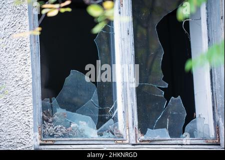 Des bâtiments et des objets abandonnés se trouvent dans divers États de décomposition à Pripyat, en Ukraine, des années après la catastrophe nucléaire de Tchernobyl. Banque D'Images