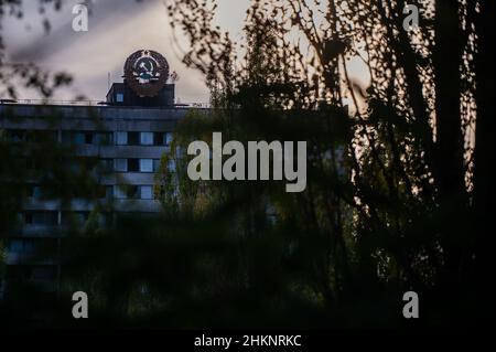 Des bâtiments et des objets abandonnés se trouvent dans divers États de décomposition à Pripyat, en Ukraine, des années après la catastrophe nucléaire de Tchernobyl. Banque D'Images