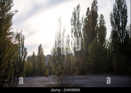 Des bâtiments et des objets abandonnés se trouvent dans divers États de décomposition à Pripyat, en Ukraine, des années après la catastrophe nucléaire de Tchernobyl. Banque D'Images