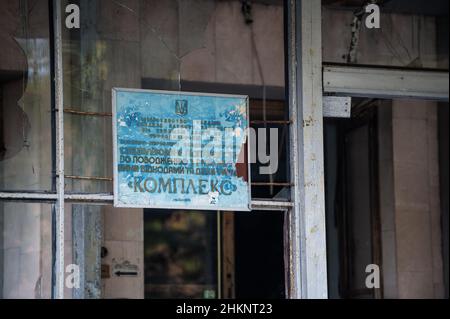 Des bâtiments et des objets abandonnés se trouvent dans divers États de décomposition à Pripyat, en Ukraine, des années après la catastrophe nucléaire de Tchernobyl. Banque D'Images