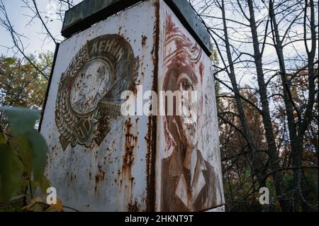 Des bâtiments et des objets abandonnés se trouvent dans divers États de décomposition à Pripyat, en Ukraine, des années après la catastrophe nucléaire de Tchernobyl. Banque D'Images