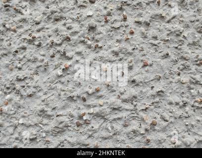 Cailloux naturels dans un sol en béton, texture de sol en pierre ronde antidérapante, image de concept pour un design durable ou écologique pour la décoration intérieure Banque D'Images