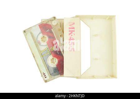 Cassette audio compacte.Cassette audio sur fond blanc, vue avant. Format analogique pour la lecture et l'enregistrement audio Banque D'Images