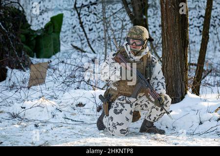 Tchernobyl, Ukraine.04th févr. 2022.Des soldats de la Garde nationale d'Ukraine ont pratiqué des exercices militaires près de Tchernobyl, en Ukraine.Les préparatifs se poursuivent en Ukraine alors que les forces militaires russes se mobilisent à la frontière ukrainienne.(Photo de Michael Nigro/Pacific Press) Credit: Pacific Press Media production Corp./Alay Live News Banque D'Images