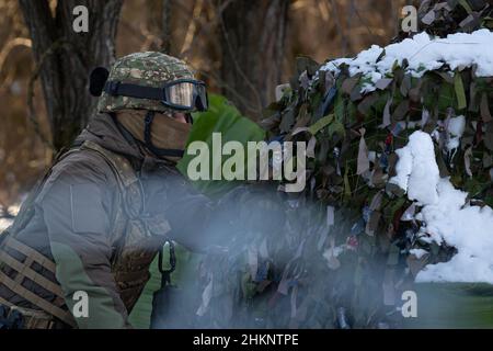 Tchernobyl, Ukraine.04th févr. 2022.Des soldats de la Garde nationale d'Ukraine ont pratiqué des exercices militaires près de Tchernobyl, en Ukraine.Les préparatifs se poursuivent en Ukraine alors que les forces militaires russes se mobilisent à la frontière ukrainienne.(Photo de Michael Nigro/Pacific Press) Credit: Pacific Press Media production Corp./Alay Live News Banque D'Images