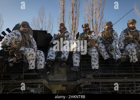 Tchernobyl, Ukraine.04th févr. 2022.Des soldats de la Garde nationale d'Ukraine ont pratiqué des exercices militaires près de Tchernobyl, en Ukraine.Les préparatifs se poursuivent en Ukraine alors que les forces militaires russes se mobilisent à la frontière ukrainienne.(Photo de Michael Nigro/Pacific Press) Credit: Pacific Press Media production Corp./Alay Live News Banque D'Images