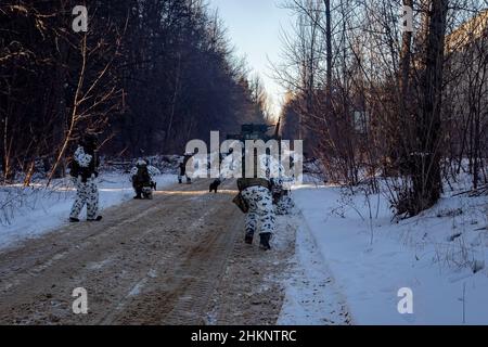 Tchernobyl, Ukraine.04th févr. 2022.Des soldats de la Garde nationale d'Ukraine ont pratiqué des exercices militaires près de Tchernobyl, en Ukraine.Les préparatifs se poursuivent en Ukraine alors que les forces militaires russes se mobilisent à la frontière ukrainienne.(Photo de Michael Nigro/Pacific Press) Credit: Pacific Press Media production Corp./Alay Live News Banque D'Images
