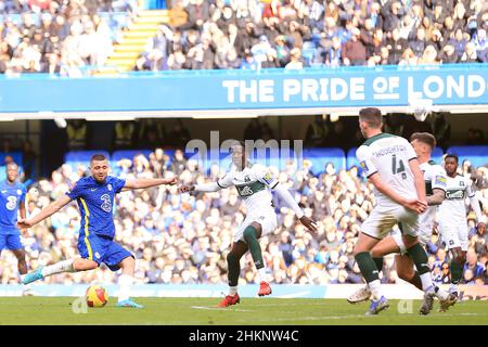Londres, Royaume-Uni.05th févr. 2022.Mateo Kovacic de Chelsea (L) prend un coup de feu au but.Emirates FA Cup 4th Round Match, Chelsea contre Plymouth Argyle au Stamford Bridge à Londres le samedi 5th février 2022. Cette image ne peut être utilisée qu'à des fins éditoriales.Utilisation éditoriale uniquement, licence requise pour une utilisation commerciale.Aucune utilisation dans les Paris, les jeux ou les publications d'un seul club/ligue/joueur. photo par Steffan Bowen/Andrew Orchard sports photographie/Alay Live news crédit: Andrew Orchard sports photographie/Alay Live News Banque D'Images