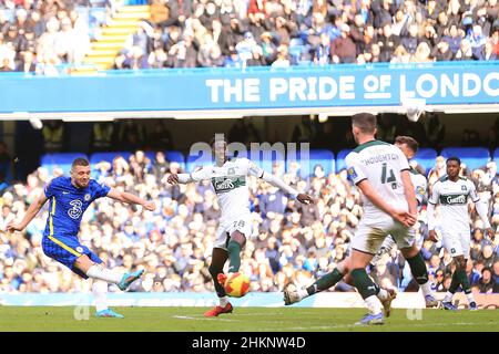 Londres, Royaume-Uni.05th févr. 2022.Mateo Kovacic de Chelsea (L) prend un coup de feu au but.Emirates FA Cup 4th Round Match, Chelsea contre Plymouth Argyle au Stamford Bridge à Londres le samedi 5th février 2022. Cette image ne peut être utilisée qu'à des fins éditoriales.Utilisation éditoriale uniquement, licence requise pour une utilisation commerciale.Aucune utilisation dans les Paris, les jeux ou les publications d'un seul club/ligue/joueur. photo par Steffan Bowen/Andrew Orchard sports photographie/Alay Live news crédit: Andrew Orchard sports photographie/Alay Live News Banque D'Images