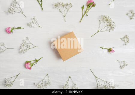 Boîte cadeau Craft Spring au centre et boîte cadeau Arroud à fleurs.Carte de vœux pour la Saint-Valentin avec place pour votre texte.Pose à plat, maquette photo avec vue de dessus Banque D'Images