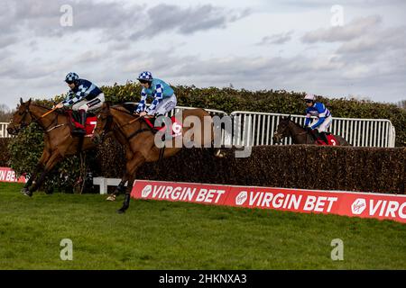 (De gauche à droite) Gunsight Ridge, monté par le jockey Aidan Coleman et Bun Doran, monté par le jockey Ciaran Gethings pendant le Chase de Virgin Bet handicap à l'hippodrome de Sandown Park.Date de la photo: Samedi 5 février 2022. Banque D'Images