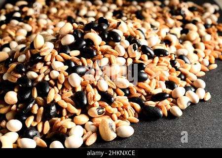 Haricots blancs, haricots noirs, pois à yeux noirs et grains d'épeautre. Banque D'Images