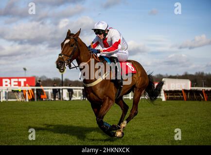 Shallwehaveonemore, crié par le jockey Joshua Moore, va gagner l'obstacle de Virgin Bet novices à l'hippodrome de Sandown Park.Date de la photo: Samedi 5 février 2022. Banque D'Images