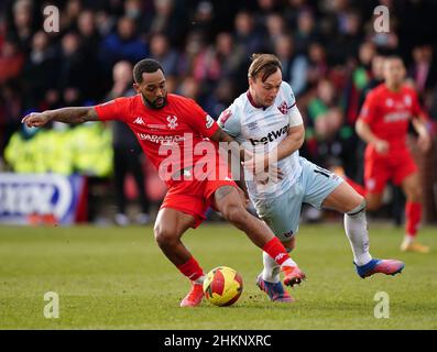 Ashley Hemmings de Kidderminster Harriers (à gauche) et Mark Noble de West Ham United se battent pour le ballon lors du quatrième match rond de la coupe Emirates FA au stade Aggborough, Kidderminster.Date de la photo: Samedi 5 février 2022. Banque D'Images