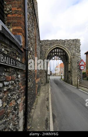 The Bailey Gate, village de Castle Acre, North Norfolk, Angleterre, Royaume-Uni Banque D'Images