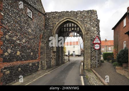 The Bailey Gate, village de Castle Acre, North Norfolk, Angleterre, Royaume-Uni Banque D'Images