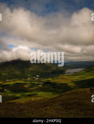 Spectaculaires montagnes du Connemara dans des conditions de lumière épiques Banque D'Images