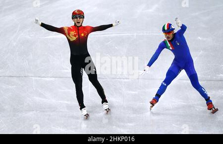 Dajing Wu (à gauche), en Chine, célèbre après avoir remporté l'or lors de la finale de patinage de vitesse sur piste courte Mixed Team Relay au stade intérieur de la capitale le premier jour des Jeux Olympiques d'hiver de 2022 à Beijing, au stade intérieur de la capitale, à Beijing, en Chine.Date de la photo: Samedi 5 février 2022. Banque D'Images