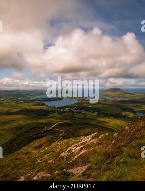 Spectaculaires montagnes du Connemara dans des conditions de lumière épiques Banque D'Images