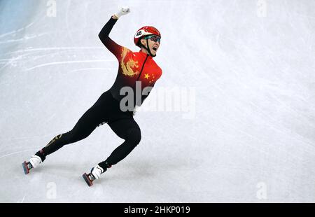 Dajing Wu (à gauche), en Chine, célèbre après avoir remporté l'or lors de la finale de patinage de vitesse sur piste courte Mixed Team Relay au stade intérieur de la capitale le premier jour des Jeux Olympiques d'hiver de 2022 à Beijing, au stade intérieur de la capitale, à Beijing, en Chine.Date de la photo: Samedi 5 février 2022. Banque D'Images