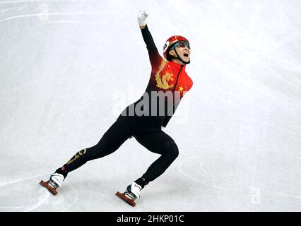 Dajing Wu (à gauche), en Chine, célèbre après avoir remporté l'or lors de la finale de patinage de vitesse sur piste courte Mixed Team Relay au stade intérieur de la capitale le premier jour des Jeux Olympiques d'hiver de 2022 à Beijing, au stade intérieur de la capitale, à Beijing, en Chine.Date de la photo: Samedi 5 février 2022. Banque D'Images