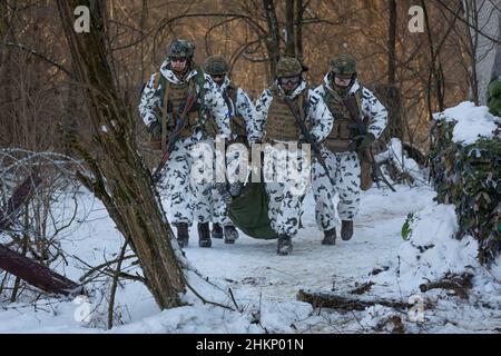 4 février 2022, Tchernobyl, Ukraine : des soldats de la Garde nationale d'Ukraine ont pratiqué des exercices militaires près de Tchernobyl, Ukraine.Les préparatifs se poursuivent en Ukraine alors que les forces militaires russes se mobilisent à la frontière ukrainienne.(Credit image: © Michaal Nigro/Pacific Press via ZUMA Press Wire) Banque D'Images