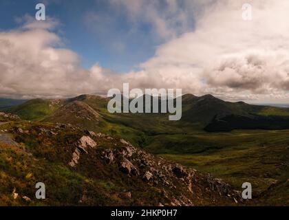 Spectaculaires montagnes du Connemara dans des conditions de lumière épiques Banque D'Images