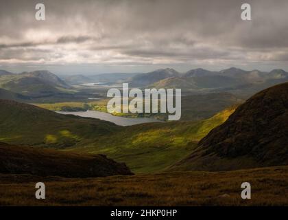 Spectaculaires montagnes du Connemara dans des conditions de lumière épiques Banque D'Images