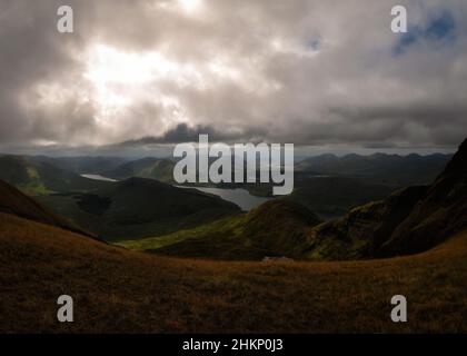 Spectaculaires montagnes du Connemara dans des conditions de lumière épiques Banque D'Images