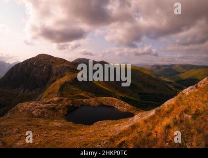 Spectaculaires montagnes du Connemara dans des conditions de lumière épiques Banque D'Images