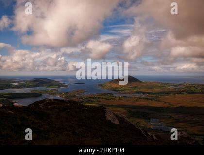 Spectaculaires montagnes du Connemara dans des conditions de lumière épiques Banque D'Images