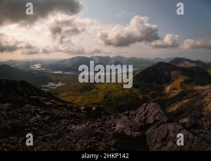 Spectaculaires montagnes du Connemara dans des conditions de lumière épiques Banque D'Images