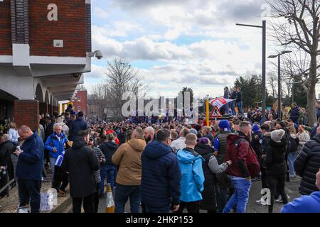 Londres, Royaume-Uni.05th févr. 2022.5th février 2022 : Selhurst Park, Crystal Palace, Londres, Angleterre ; football de la FA Cup,Crystal Palace contre Hartlepool: Hartlepool bobsavant le match, les fans Unis à l'extérieur du stade.Crédit : images de sports action plus/Alamy Live News Banque D'Images