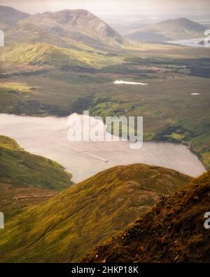 Spectaculaires montagnes du Connemara dans des conditions de lumière épiques Banque D'Images