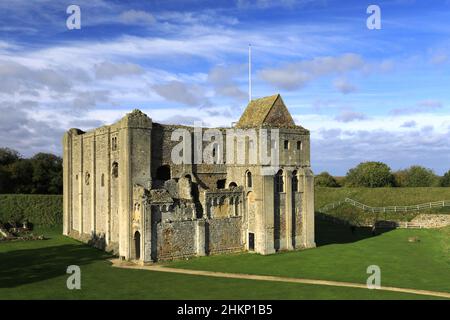 L'été vue des ruines du château, Château de Castle Rising Rising Village, North Norfolk, England, UK Banque D'Images