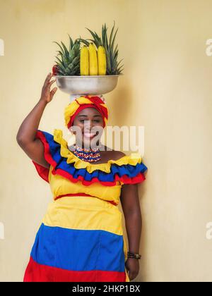 Gaie de fruits frais rue vendeur alias Palenquera dans la vieille ville de Cartagena à Cartagena de Indias, région de la côte des Caraïbes, Colombie. Banque D'Images