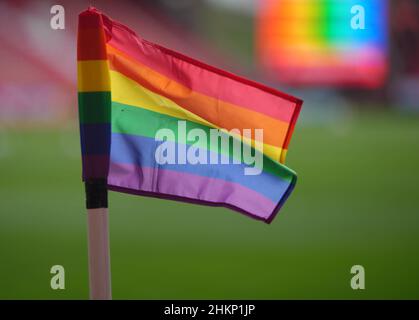 Un drapeau arc-en-ciel sur le côté du terrain avant le match de la Sky Bet League One à la Valley, Londres.Date de la photo: Samedi 5 février 2022. Banque D'Images