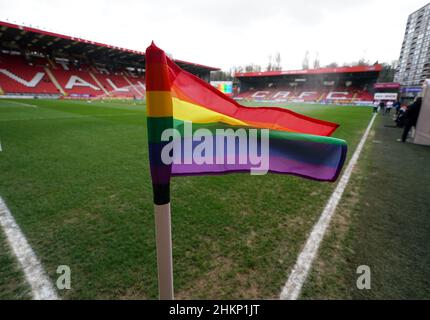 Un drapeau arc-en-ciel sur le côté du terrain avant le match de la Sky Bet League One à la Valley, Londres.Date de la photo: Samedi 5 février 2022. Banque D'Images