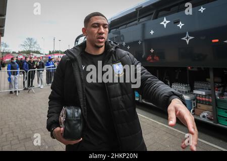 Burton Upon Trent, Royaume-Uni.05th févr. 2022.Liam Palmer #2 de Sheffield mercredi sort de l'autobus d'équipe à l'arrivée au stade Pirelli avant le match à Burton Upon Trent, Royaume-Uni le 2/5/2022.(Photo de James Heaton/News Images/Sipa USA) crédit: SIPA USA/Alay Live News Banque D'Images