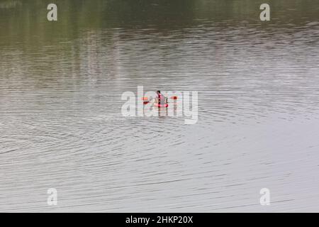 Cordoba Espagne - 09 13 2021: Vue de deux jeunes femmes avec des pagaies dans les mains en canoë, avec des gilets de sauvetage, pratiquant le canoë sur le Guadalquivir R. Banque D'Images