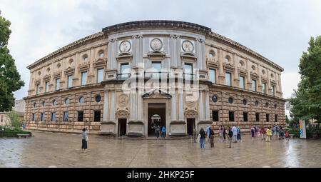 Grenade Espagne - 09 14 2021: Façade principale extérieure vue sur le Palais Charles V, situé sur la colline Assabica, plaza Palace Charles V avec les touristes vi Banque D'Images