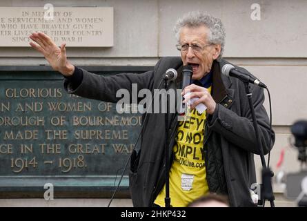 Piers Corbyn prononce un discours dans les jardins centraux de Bournemouth avant la marche de sensibilisation anti-vax de Bournemouth.Date de la photo: Samedi 5 février 2022. Banque D'Images