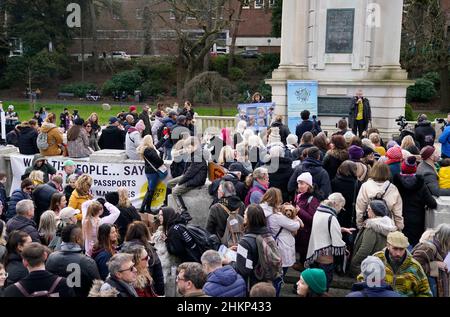 Piers Corbyn prononce un discours dans les jardins centraux de Bournemouth avant la marche de sensibilisation anti-vax de Bournemouth.Date de la photo: Samedi 5 février 2022. Banque D'Images