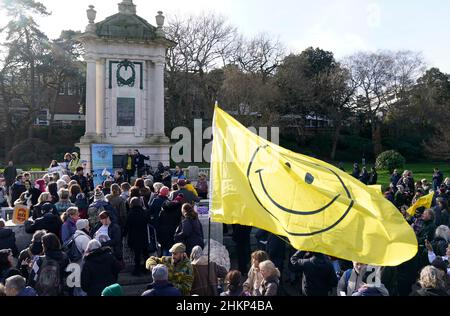 Piers Corbyn prononce un discours dans les jardins centraux de Bournemouth avant la marche de sensibilisation anti-vax de Bournemouth.Date de la photo: Samedi 5 février 2022. Banque D'Images